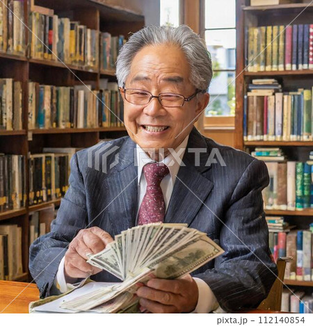 日本人の老人の男性が嬉しそうにお金を数えている 112140854