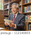 日本人の老人の男性が嬉しそうにお金を数えている 112140855
