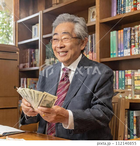 日本人の老人の男性が嬉しそうにお金を数えている 112140855