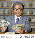 日本人の老人の男性が嬉しそうにお金を数えている 112140856