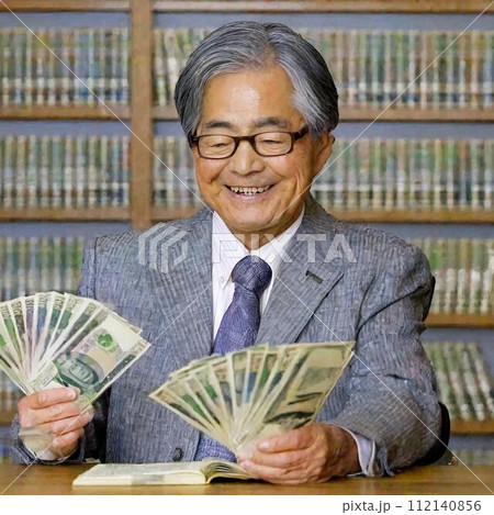 日本人の老人の男性が嬉しそうにお金を数えている 112140856