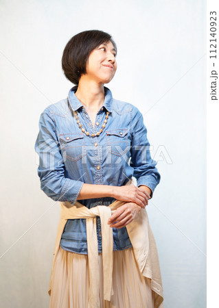 中年女性の春のカジュアルコーディナート 112140923