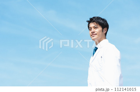 男性医師の屋外ポートレート【空背景】 112141015