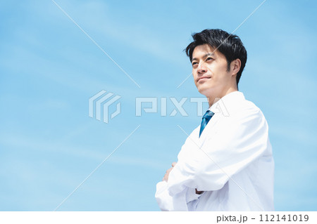 男性医師の屋外ポートレート【空背景】 男性医師の屋外ポートレート【空背景】 112141019