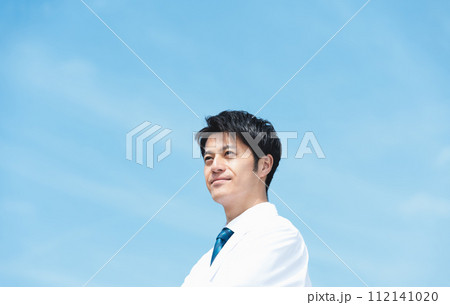 男性医師の屋外ポートレート【空背景】 男性医師の屋外ポートレート【空背景】 112141020