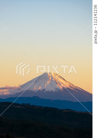 夕焼けに染まる富士山、紅富士、北側から見た富士山、2024年1月23日撮影 夕焼けに染まる富士山、紅富士、北側から見た富士山、2024年1月23日撮影 112141236