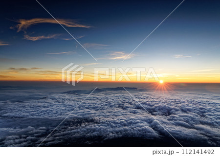 富士山山頂から見る夜明けの雲海とご来光 112141492