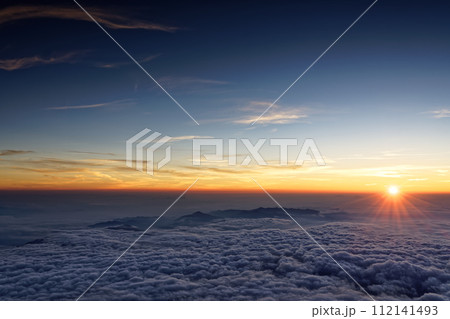 富士山山頂から見る夜明けの雲海とご来光 112141493