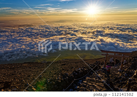 富士山山頂から見る朝日と雲海・富士吉田登山道の鳥居 112141502