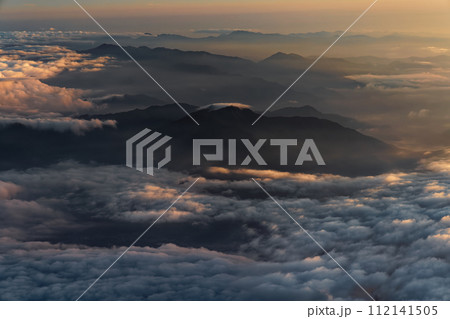 富士山山頂から見る夜明けの山並みと雲海 富士山山頂から見る夜明けの山並みと雲海 112141505