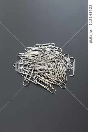 ゼムクリップ　黒背景 112141522