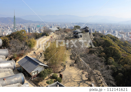 松山城本壇の小天守から見る本丸広場と松山市街地 112141621
