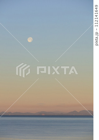 有明の月（香川県の荘内半島から西方、燧灘を挟んで芸予諸島を見る） 112141649