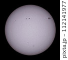巨大黒点と多数の黒点が出現した白色太陽全面像 112141977
