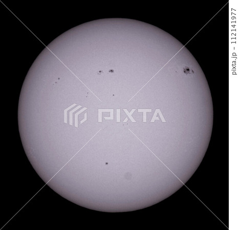 巨大黒点と多数の黒点が出現した白色太陽全面像 112141977