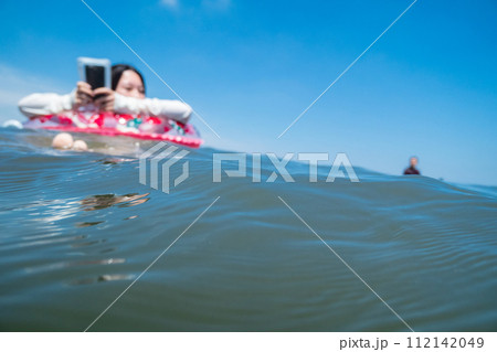 Ocean bathing 112142049