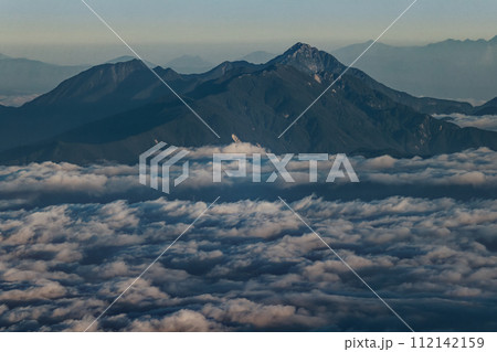 富士山山頂から見る雲上の甲斐駒ヶ岳 112142159