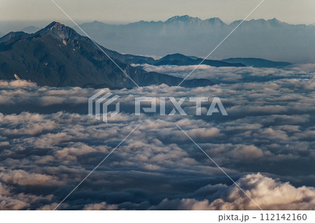 富士山山頂から見る雲上の甲斐駒ヶ岳と槍・穂高連峰 富士山山頂から見る雲上の甲斐駒ヶ岳と槍・穂高連峰 112142160