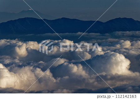 富士山山頂から見る朝の雲海と奥秩父・浅間山 112142163