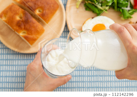 牛乳とパンの朝食イメージ 112142296