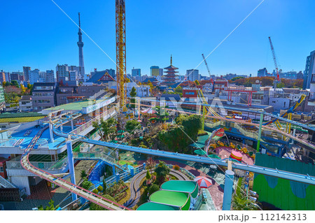 秋の東京都台東区浅草2丁目(浅草寺,花やしき,スカイツリーなど)方面を俯瞰 112142313