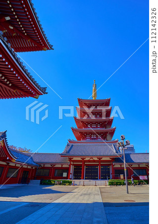 秋の東京都台東区浅草2丁目 浅草寺五重塔を宝蔵門越しに見る 秋の東京都台東区浅草2丁目 浅草寺五重塔を宝蔵門越しに見る 112142326