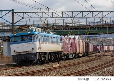 EF81型電気機関車牽引のコンテナ貨物列車 112142353