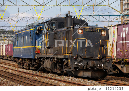 DE10ディーゼル機関車に牽引される「マヤ34高速軌道検測車」 112142354