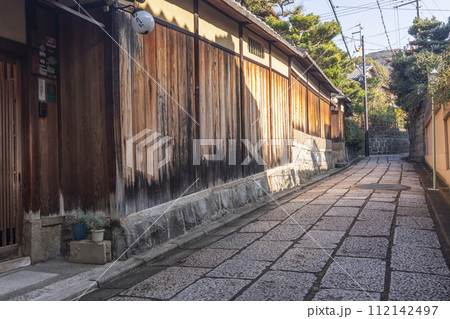 秋の石塀小路(京都府京都市東山区) 秋の石塀小路(京都府京都市東山区) 112142497