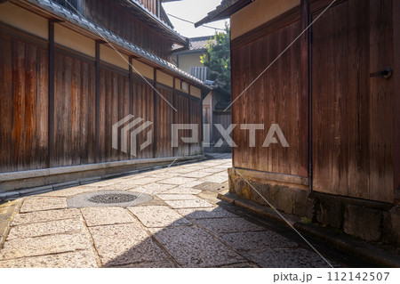 夕暮れ前の石塀小路（京都府京都市東山区） 112142507