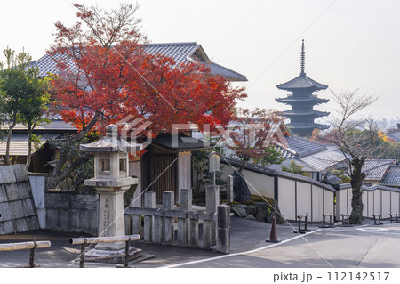 秋の京都 維新の道からの八坂の塔を望む 秋の京都 維新の道からの八坂の塔を望む 112142517