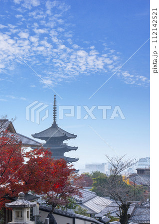 秋の京都 維新の道からの八坂の塔を望む 秋の京都 維新の道からの八坂の塔を望む 112142521