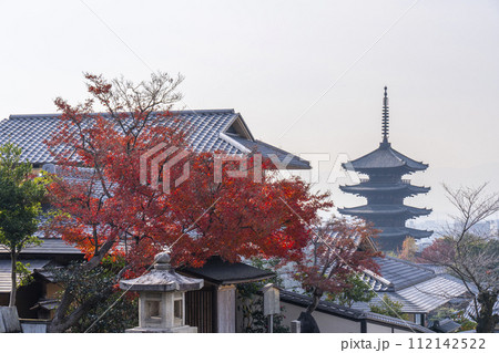 秋の京都　維新の道からの八坂の塔を望む 112142522
