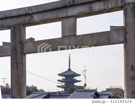 京都霊山護國神社の鳥居から八坂の塔を望む 112142524