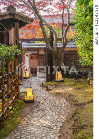 秋の京都　風情がある「ねねの小径」 112142528