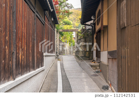 秋の石塀小路(京都府京都市東山区) 秋の石塀小路(京都府京都市東山区) 112142531