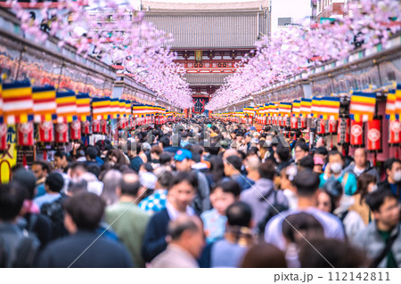 日本の東京都市景観 脅威の人出…コロナ禍前をこえる外国人観光客で賑わう浅草寺…希望の時代へ＝18日 112142811