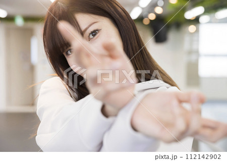 ダンススタジオで踊る若い女性 112142902