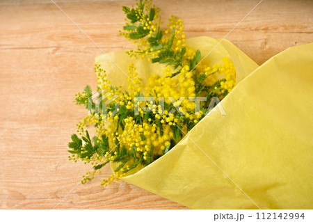 春の黄色い花、ミモザ、mimosa、ブーケ、花束。 112142994