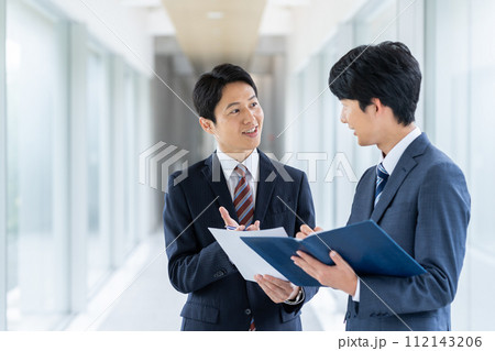 オフィスのビジネスマン 112143206