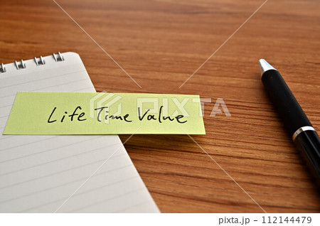 Life Time Valueと書かれた付箋とノートとペン 112144479