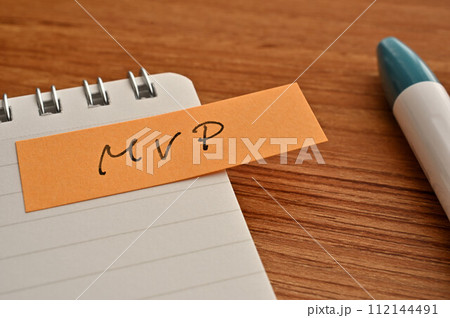 MVPと書かれた付箋とノートとペン MVPと書かれた付箋とノートとペン 112144491