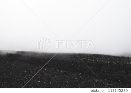 富士山の登山風景 112145280