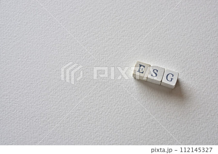 白い背景にESGのキューブ、アイキャッチ画像用 白い背景にESGのキューブ、アイキャッチ画像用 112145327