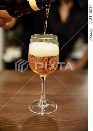 ワイングラスに注がれるビール 112146254
