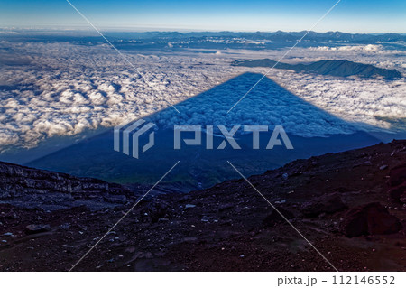 朝霧高原の雲海に映る影富士と南アルプスの山並み 112146552