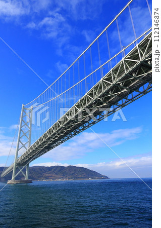 ジャンボフェリーから眺める明石海峡大橋 112146874