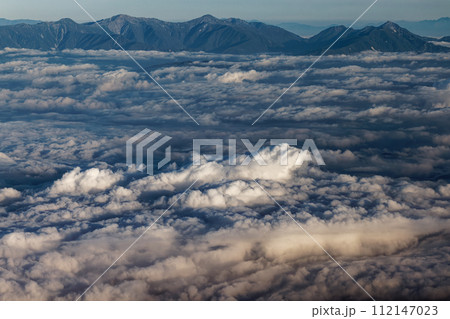 富士山山頂から見る雲上の南アルプスの山並み 112147023