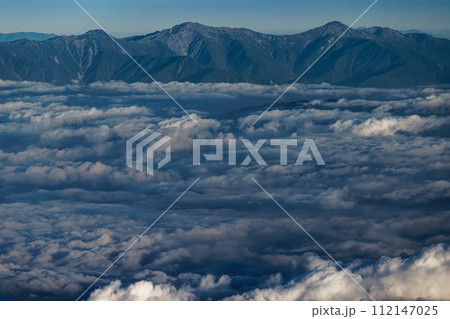 富士山山頂から見る南アルプス・白峰三山と雲海 112147025