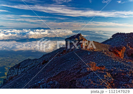 富士山・お鉢巡りの途中から見る雲海と御坂・奥秩父の山並み 112147029